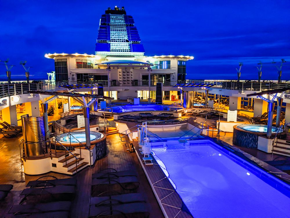 Cubierta con piscina del crucero